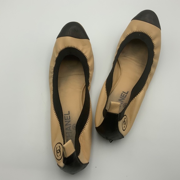CHANEL LOGO LEATHER BALLET FLATS - Picture 2 of 5